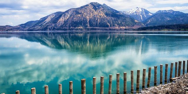 Walchensee Camping: Ufer des Walchensees mit türkisblauem Wasser und Bergkulisse im Hintergrund