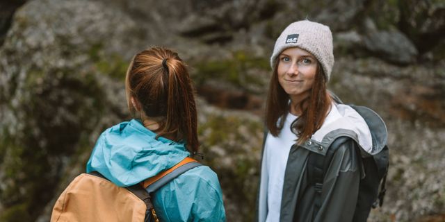 Zwei Frauen, die gerade eine Wanderung machen