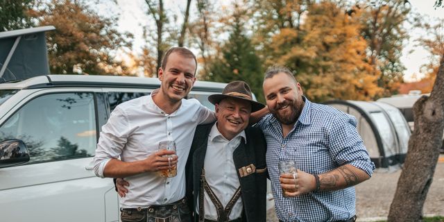 Hans, Lukas und Tim aus dem CamperBoys Team stoßen auf die Wiesn an.