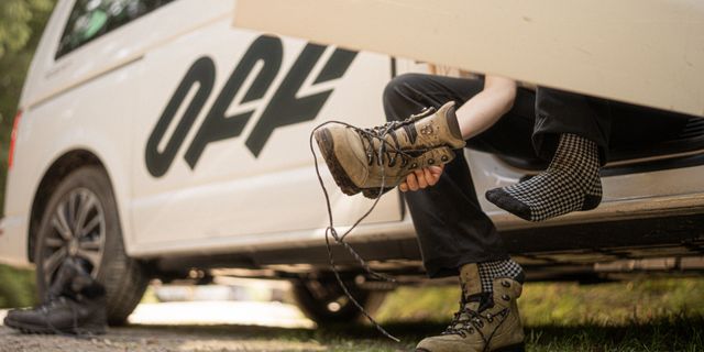 Detailaufnahme von einem Paar Schuhe, die gerade vom Camper aus ausgezogen werden