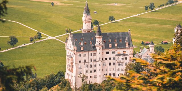 Ein Schloss umgeben von grünen Wiesen