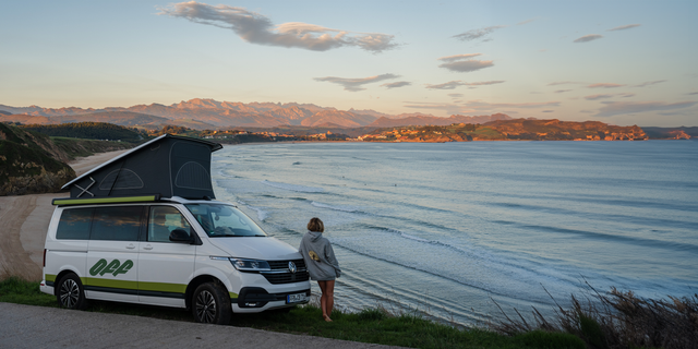 Camper steht auf einer Klippe am Meer