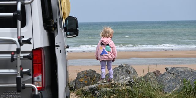 Kind beim Campen mit seiner Familie am Strand