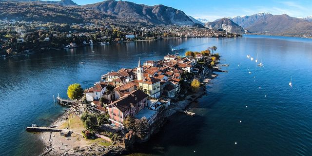 Eine Insel im Lago Maggiore aus der Vogelperspektive.