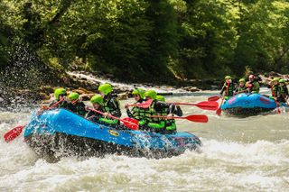 Eine Gruppe beim Rafting in Tirol.