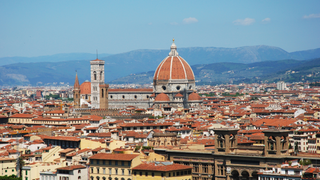 Die Toskana gehört zu Italiens schönsten Orten: Hier sieht man die Häuser in Florenz und den Dom von oben.