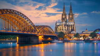 Der Kölner Dom und die Skyline der Innenstadt beim Sonnenuntergang