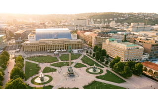 Der Schlossplatz in Stuttgart von oben bei Sonnenschein: hier wird während der Fußball Europameisterschaft in Deutschland eine Fan Zone errichtet