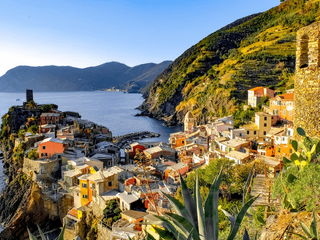 Stadt in Sardinien am Meer