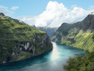 Blick auf einen Fluss umgeben von Bergen