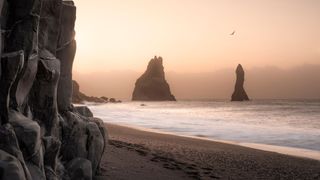 Eine Sehenswürdigkeit an der Südküste beim Camping Island: Der Strand Reynisfjara mit Vulkan Sand