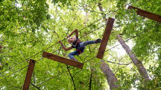 Kind im Kletterwald in der Nähe vom Plansee