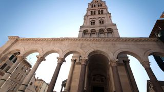 Diokletianpalast in Split auf Kroatien aus hellem Stein vor blauem Himmel