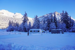 Die Stellplätze am Gerhardhof im Winter.