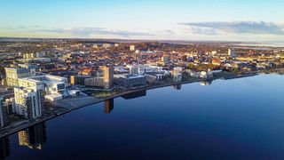 Die Stadt Alborg in Dänemark aus der Vogelperspektive.