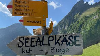 Beschilderung Seealpkäse auf Wanderung in Appenzell