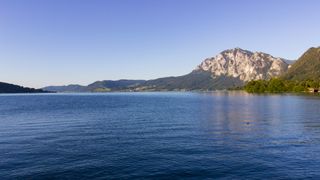 Attersee vor Berg-Szenerie