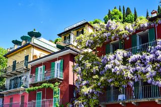 Häuserfassaden in Varenna am Comer See.