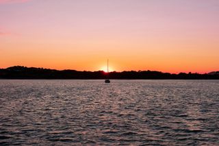 Sonnenuntergang über dem Meer vor der Insel Porquerolles bei Frankreich. Für Karibik Strand Europa bist du hier genau richtig.