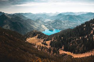 Blick auf den Walchensee vom Berg aus. Noch mehr zu Camping am Walchensee findest du in einem weiteren Artikel von uns.