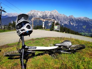 Fahrrad liegt in der Wiese am Bikepark