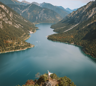 Frau beim Wandern am Plansee in Österreich