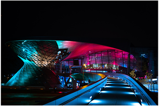 Die BMW Welt in München bei Nacht