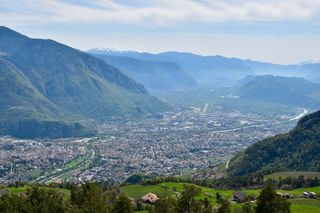 Blick aus der Ferne auf Bozen