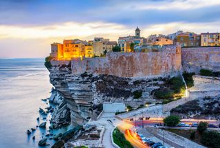 Die korsische Stadt Bonifacio im Sonnenuntergang.