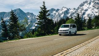 Ein CamperBoys Camper fährt auf einer Bergstraße.