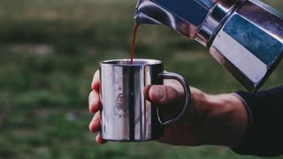 Kaffee wird in eine Tasse gegossen