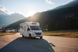 Ein CamperBoys Wohnmobil fährt eine Bergstraße entlang.