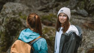 Zwei Frauen beim Wandern im Herbst in Wanderkleidung.