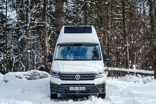 VW Grand California steht im Schnee