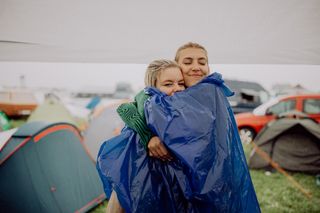 Zwei Freundinnen am Festival mit Regenbekleidung