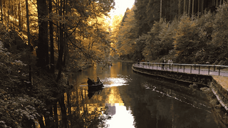 eine Familie macht eine Bootsfahrt auf einem Schleusenkanal