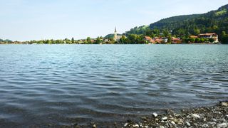 Der Campingplatz Schliersee direkt am Ufer des Sees mit Bergblick