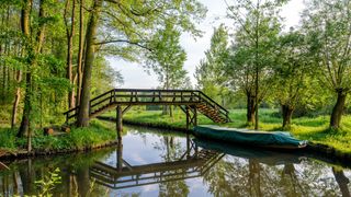 Brücke im Spreewald in Deutschland bei Sonnenschein