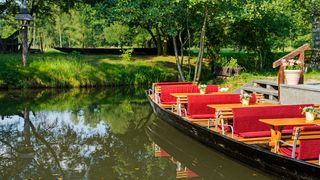 Kahn mit roten Decken in der Spree: Must-Do beim Spreewald Camping am See