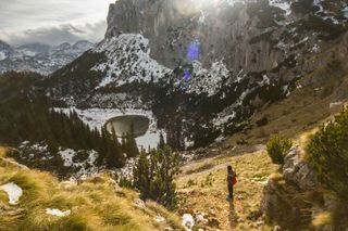 Eine Person wandert beim Camping in Montenegro durch den Durmitor Nationalpark.