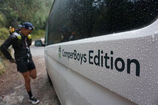 Läufer dehnt sich vor CamperBoys Bus 