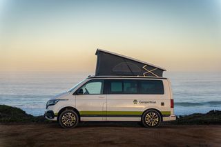 VW California Beach steht am Meer