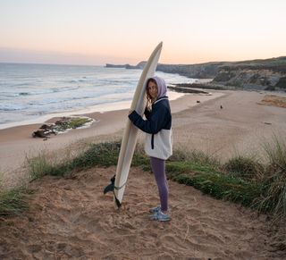 Mädchen beim Surfen mit dem Camper Abo von Off