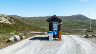 Eine Mautstation auf einer Privatstraße in Norwegen.