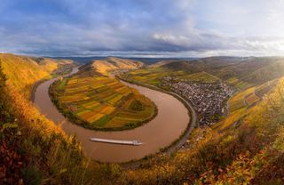 Die Mosel im Herbst von oben.