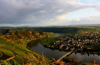 Die Mosel und ein an ihrem Ufer liegendes Dorf von oben.