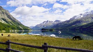 Idyllische Landschaft mit Bergen und einem See.