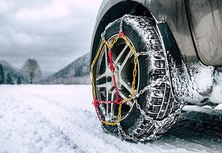 Schneeketten an Camper montiert