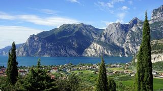 Blick auf den Gardasee mit Bergen umrandet