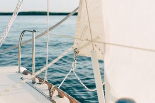 Ein Segelboot im Detail.